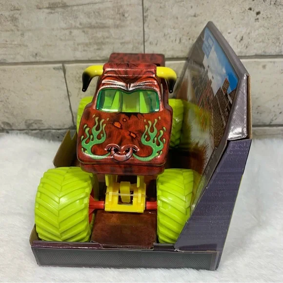 MONSTER JAM 1/24 SCALE ZOMBIE INVASION EL TORO LOCO 2024 SPIN MASTER - Picture 3 of 7